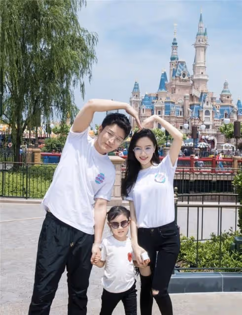 賈乃亮罕曬甜馨視頻，笑容像媽如複製粘貼，網友嘲相處生分不自然