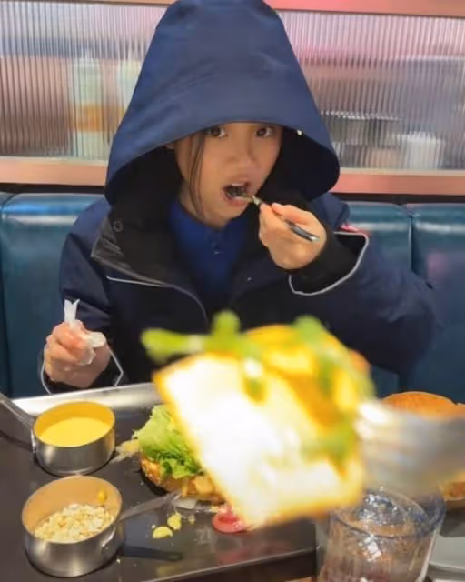 賈乃亮帶10歲女兒吃大餐，拿叉子大口喂食，甜馨笑起來太像媽媽了