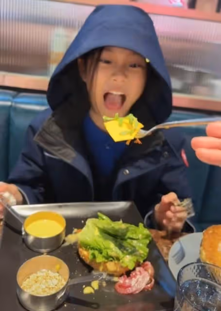 賈乃亮帶10歲女兒吃大餐，拿叉子大口喂食，甜馨笑起來太像媽媽了