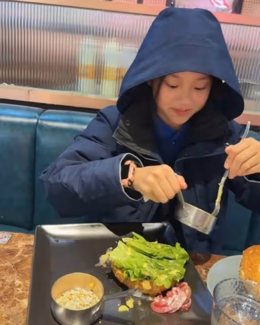 賈乃亮帶10歲女兒吃大餐，拿叉子大口喂食，甜馨笑起來太像媽媽了