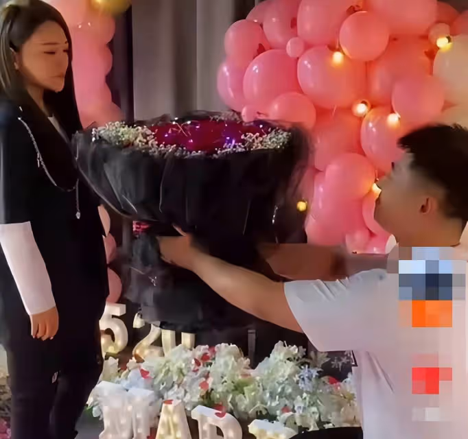 鄉愛「趙四」之子領證結婚，甜曬幸福證件照，曾向王小胖求婚成功