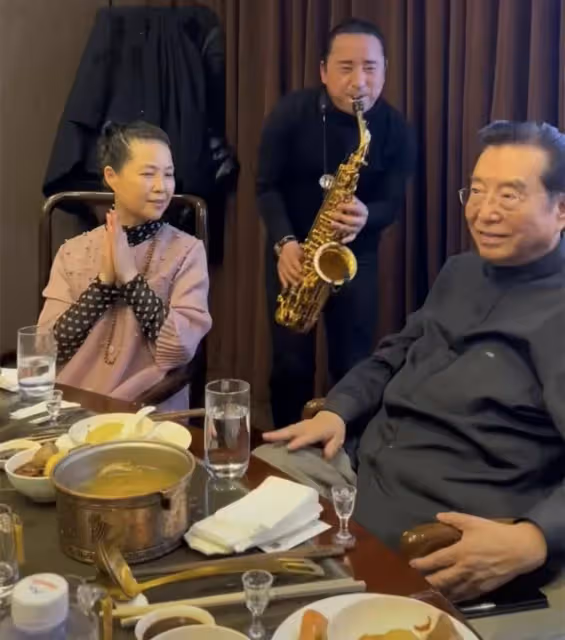 84歲李雙江為慶祝兒子出獄喝茅台，染髮，奏樂好愜意 網友：管好他免得二進宮