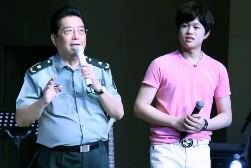 84歲李雙江為慶祝兒子出獄喝茅台，染髮，奏樂好愜意 網友：管好他免得二進宮