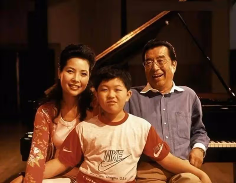 84歲李雙江為慶祝兒子出獄喝茅台，染髮，奏樂好愜意 網友：管好他免得二進宮
