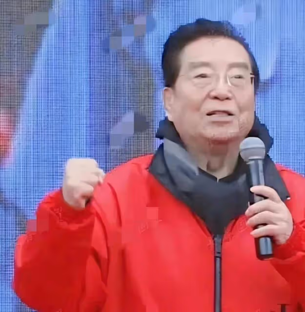 84歲李雙江為慶祝兒子出獄喝茅台，染髮，奏樂好愜意 網友：管好他免得二進宮