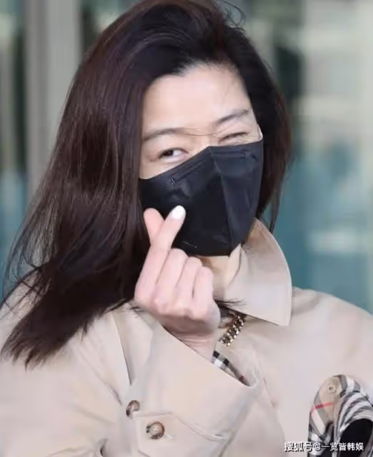 全智賢素顏出境氣質絕佳 手機殼用可愛貼紙 已為人母多年仍像少女
