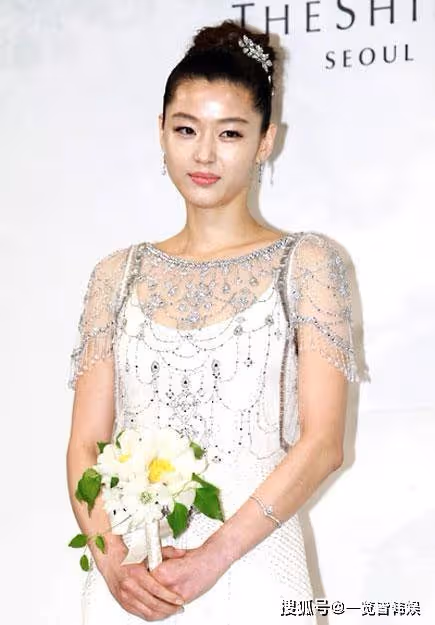 全智賢素顏出境氣質絕佳 手機殼用可愛貼紙 已為人母多年仍像少女
