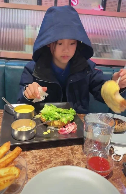一家聚餐?賈乃亮帶甜馨吃美食比心示愛,李小璐聲音亂入疑在現場