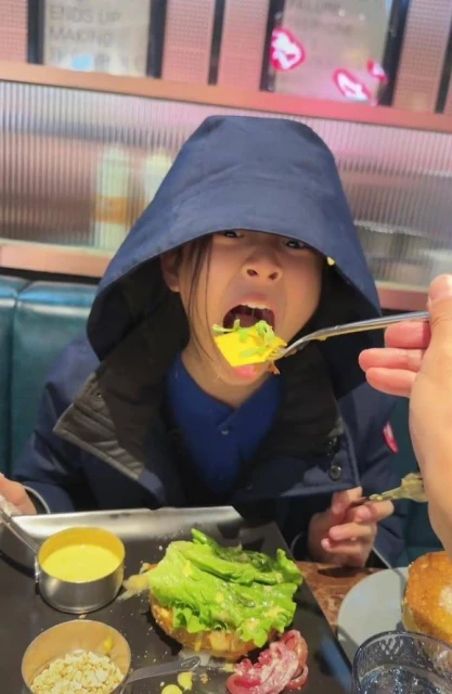一家聚餐?賈乃亮帶甜馨吃美食比心示愛,李小璐聲音亂入疑在現場
