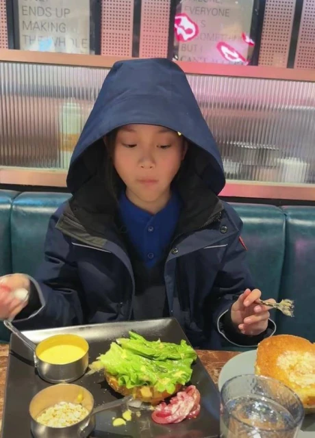 一家聚餐?賈乃亮帶甜馨吃美食比心示愛,李小璐聲音亂入疑在現場