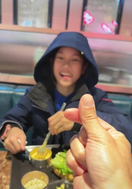 一家聚餐?賈乃亮帶甜馨吃美食比心示愛,李小璐聲音亂入疑在現場