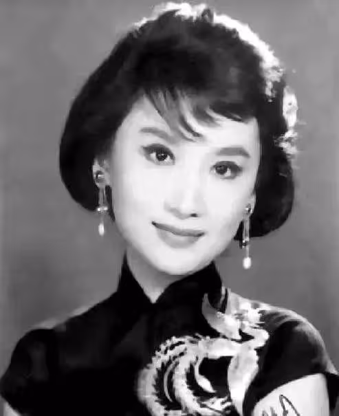 民國女神夏夢:金庸夢中情人,21歲嫁銀行職員,創業成劉德華貴人