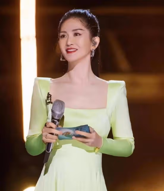 2023年女明星集體臉崩!劉詩詩大變樣,童謠被嘲小老太,楊紫老氣