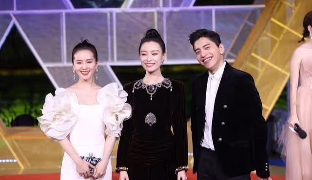 2023年女明星集體臉崩!劉詩詩大變樣,童謠被嘲小老太,楊紫老氣