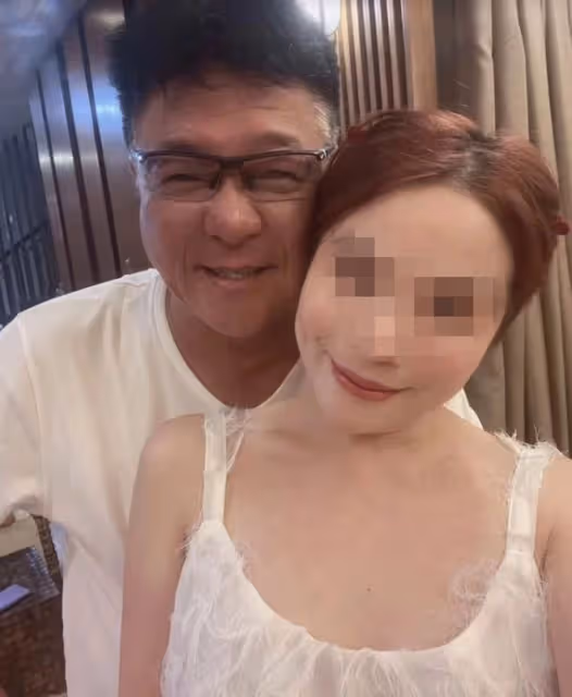 64歲姜育恆與美女合影再惹爭議!滿臉通紅笑眯眯,女方行為太曖昧