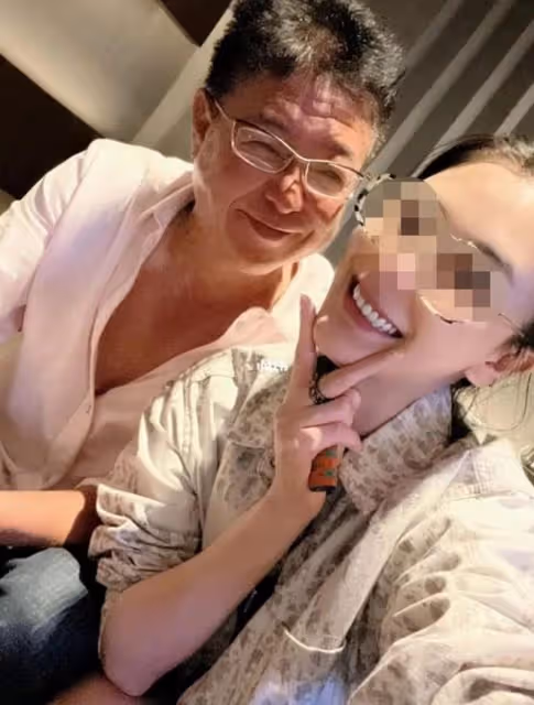 64歲姜育恆與美女合影再惹爭議!滿臉通紅笑眯眯,女方行為太曖昧