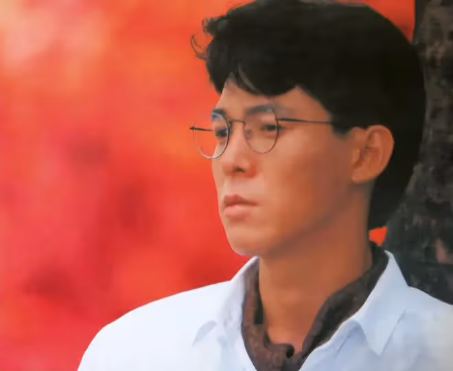64歲姜育恆與美女合影再惹爭議!滿臉通紅笑眯眯,女方行為太曖昧