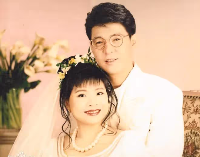64歲姜育恆與美女合影再惹爭議!滿臉通紅笑眯眯,女方行為太曖昧