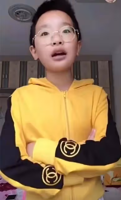 鍾美美自曝被父親家暴多年,父母離婚後仍被騷擾,至今害怕敲門聲