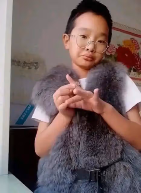 鍾美美自曝被父親家暴多年,父母離婚後仍被騷擾,至今害怕敲門聲