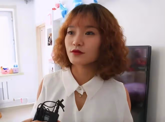 鍾美美自曝被父親家暴多年,父母離婚後仍被騷擾,至今害怕敲門聲