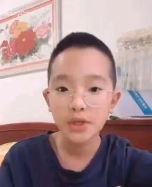 鍾美美自曝被父親家暴多年,父母離婚後仍被騷擾,至今害怕敲門聲