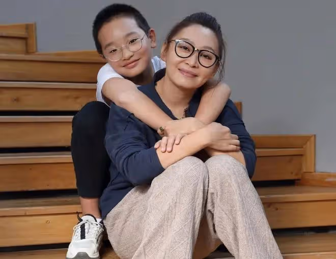 鍾美美自曝被父親家暴多年,父母離婚後仍被騷擾,至今害怕敲門聲