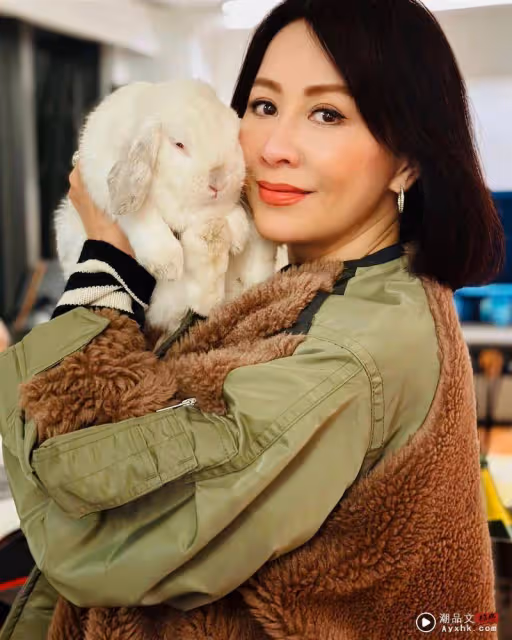 57歲劉嘉玲IG曬近況照 網揪疑似放電子菸!曾吐心聲:好後悔學抽菸