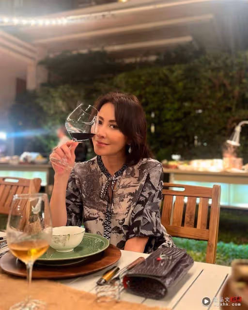 57歲劉嘉玲IG曬近況照 網揪疑似放電子菸!曾吐心聲:好後悔學抽菸