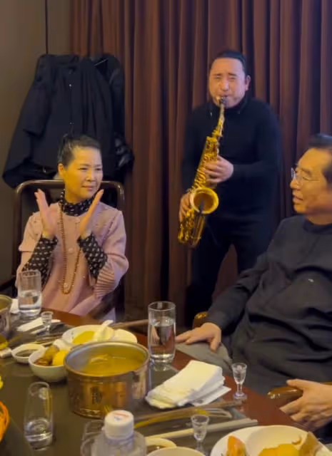 84歲李雙江高調參加宴會,疑為李天一出獄接風,他值得被原諒麼?