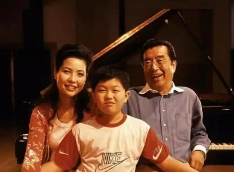 84歲李雙江高調參加宴會,疑為李天一出獄接風,他值得被原諒麼?
