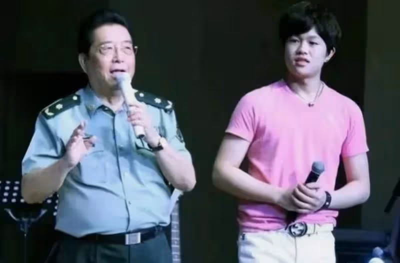 84歲李雙江高調參加宴會,疑為李天一出獄接風,他值得被原諒麼?