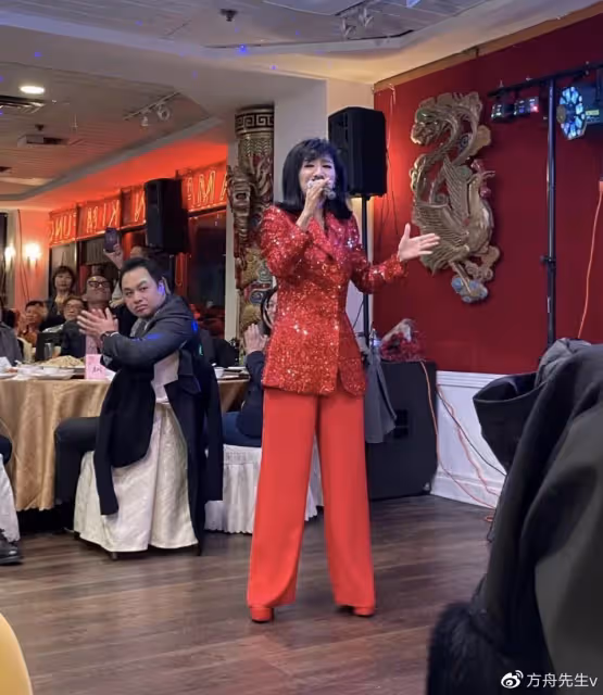 67歲TVB藝人米雪酒樓走穴,當眾彎腰接僱主紅包,大展歌喉超投入