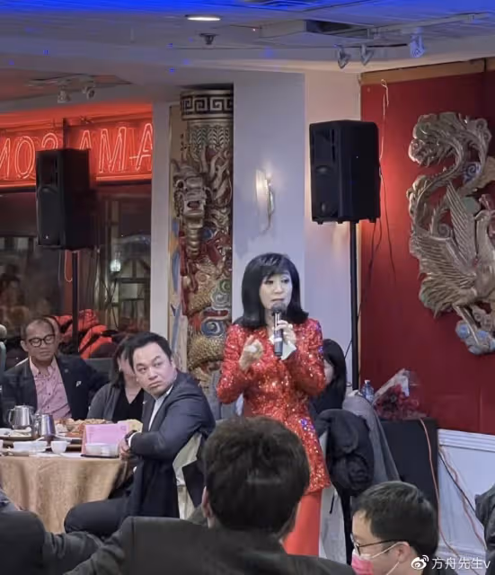 67歲TVB藝人米雪酒樓走穴,當眾彎腰接僱主紅包,大展歌喉超投入