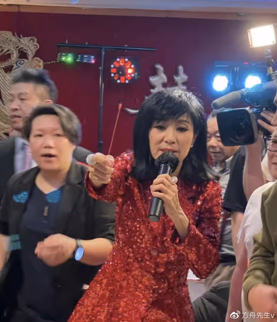 67歲TVB藝人米雪酒樓走穴,當眾彎腰接僱主紅包,大展歌喉超投入