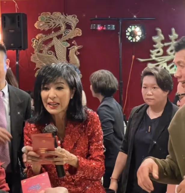 67歲TVB藝人米雪酒樓走穴，當眾彎腰接僱主紅包，大展歌喉超投入
