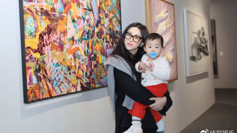 朱珠帶女兒看畫展，1歲王珠寶從小接受藝術薰陶，叼著奶嘴超呆萌