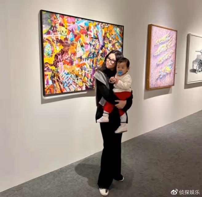 朱珠帶女兒看畫展，1歲王珠寶從小接受藝術薰陶，叼著奶嘴超呆萌