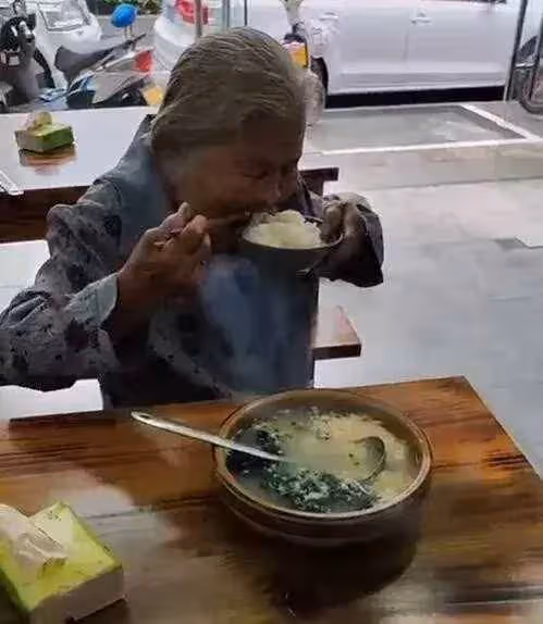 老奶奶一元錢進餐館,只買一碗白飯!店主這一個舉動被網友「贊爆」