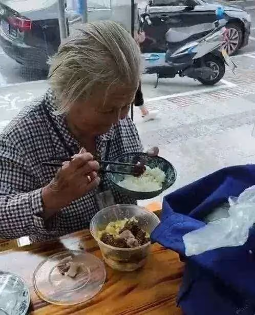老奶奶一元錢進餐館,只買一碗白飯!店主這一個舉動被網友「贊爆」