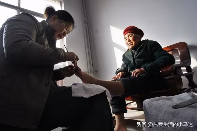 獨自伺候癱瘓母親2年,可母親去世後,我才發現親情有多麼現實