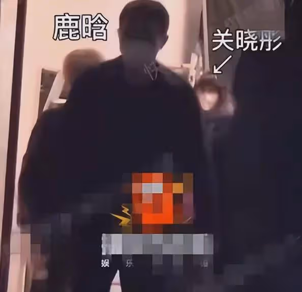 好甜蜜!關曉彤陪鹿晗上班,牽手七年恩愛如初