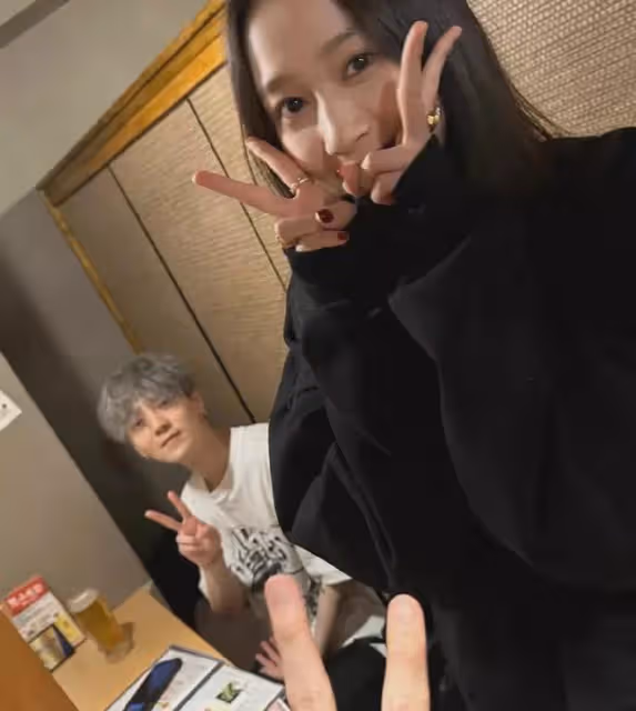 好甜蜜！關曉彤陪鹿晗上班，牽手七年恩愛如初