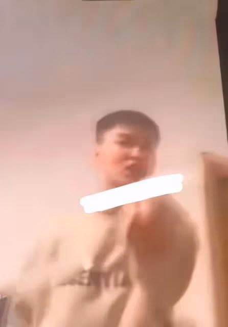 何龍龍家暴視頻曝光,全程飆髒話拿掃把砸女方,曾與南派三叔合作