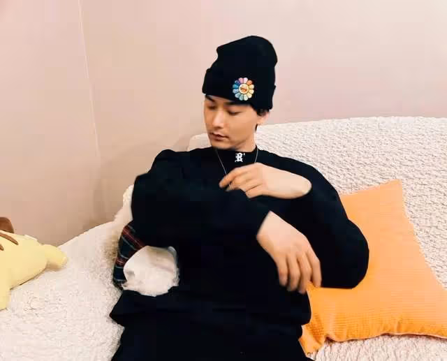 何龍龍家暴視頻曝光,全程飆髒話拿掃把砸女方,曾與南派三叔合作