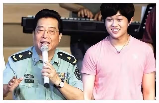 李雙江兒子李天一或將出獄,改名李冠豐,夫妻倆參加聚會心情好