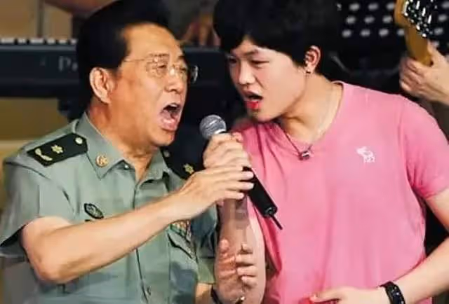 李雙江兒子李天一或將出獄,改名李冠豐,夫妻倆參加聚會心情好
