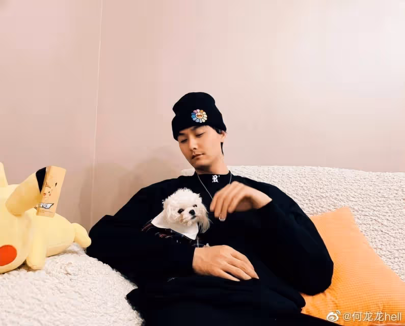 家暴男身份揭曉，何龍龍被曝劈腿約炮，遭抓包後拿掃把狠砸女友頭