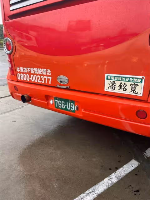 「台灣處處有溫情」乘客膽結石發作司機「冒雨相伴等救護車」 暖舉感動3.2萬人