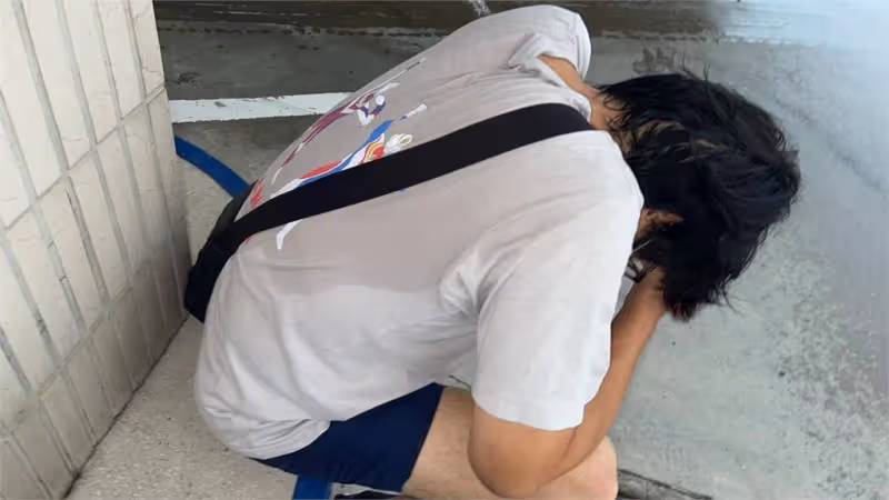 「台灣處處有溫情」乘客膽結石發作司機「冒雨相伴等救護車」 暖舉感動3.2萬人